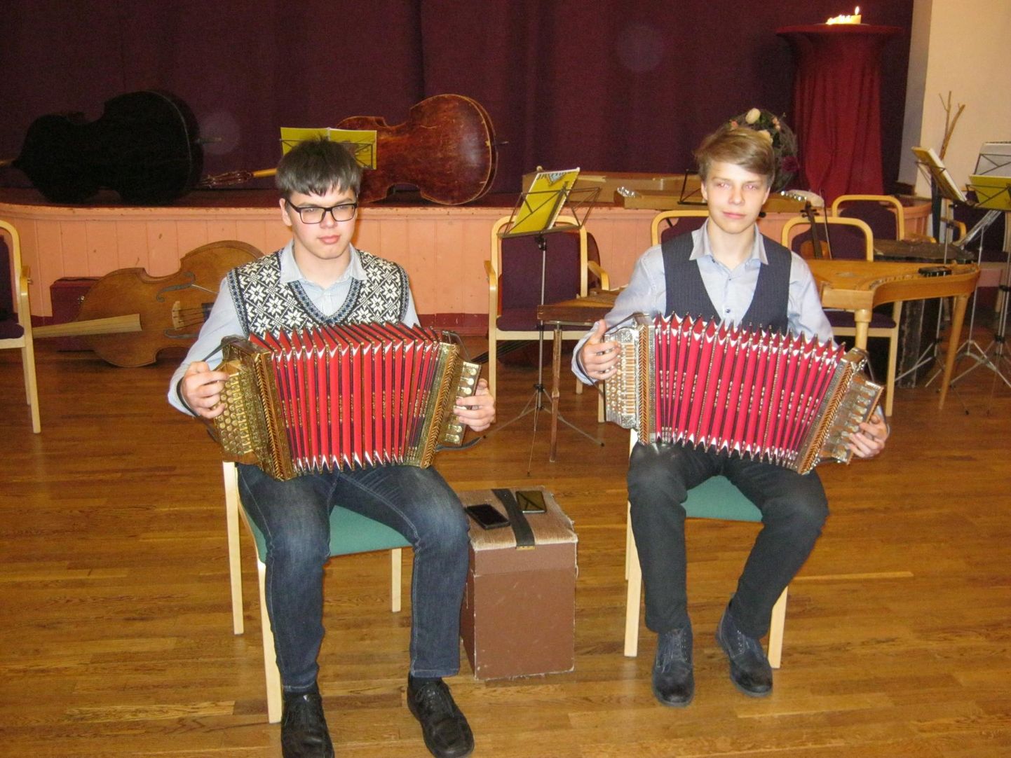 Oma kunsti näitasid noored lõõtspillimängijad Herbert Konnula (vasakul) ja Oliver Leppik.