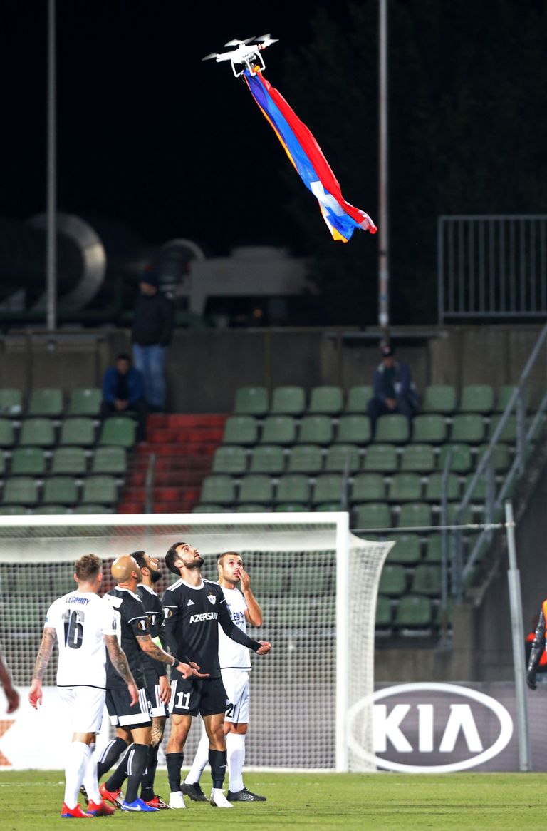 Дрон с флагом непризнанной Республики Нагорного Карабаха в матче "Дюделанж" - "Карабах"