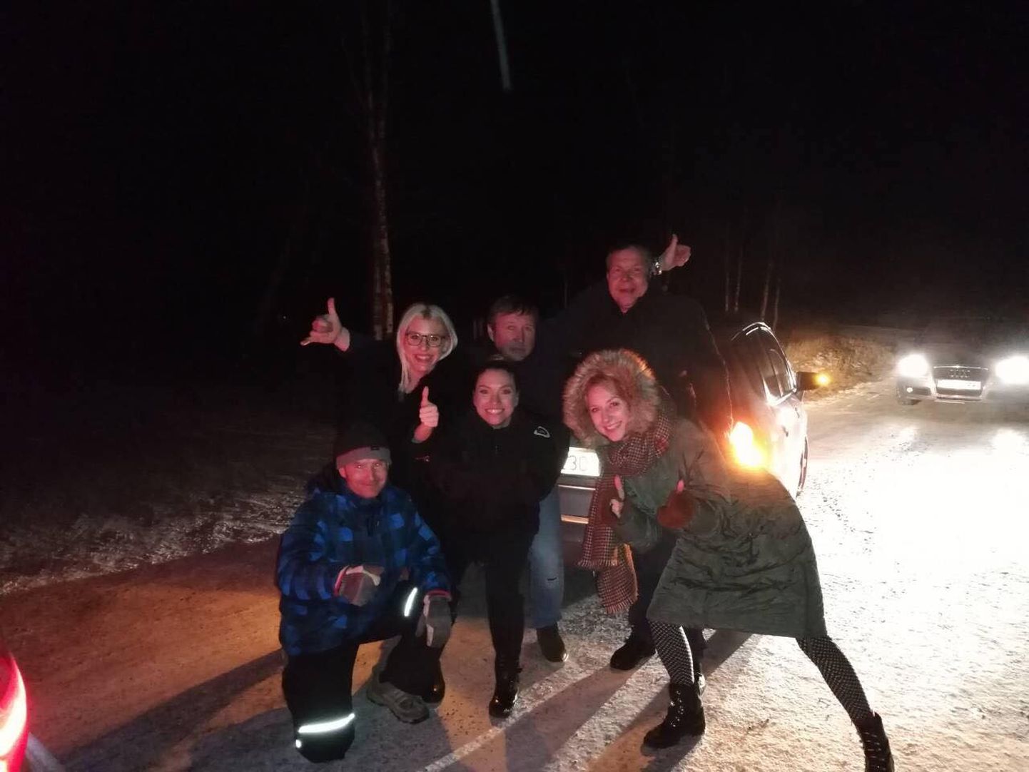 Valgma küla mehed aitasid menubändi La La Ladies naiste auto kraavist välja ning saatsid nad heade soovidega Tallinna poole teele.