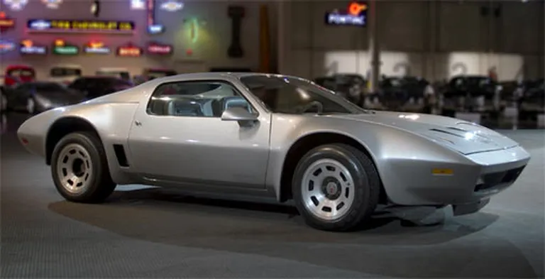 1972.gada prototips XP-895 ar vidū šķērsām iebūvētu 6,6 litru V8 motoru