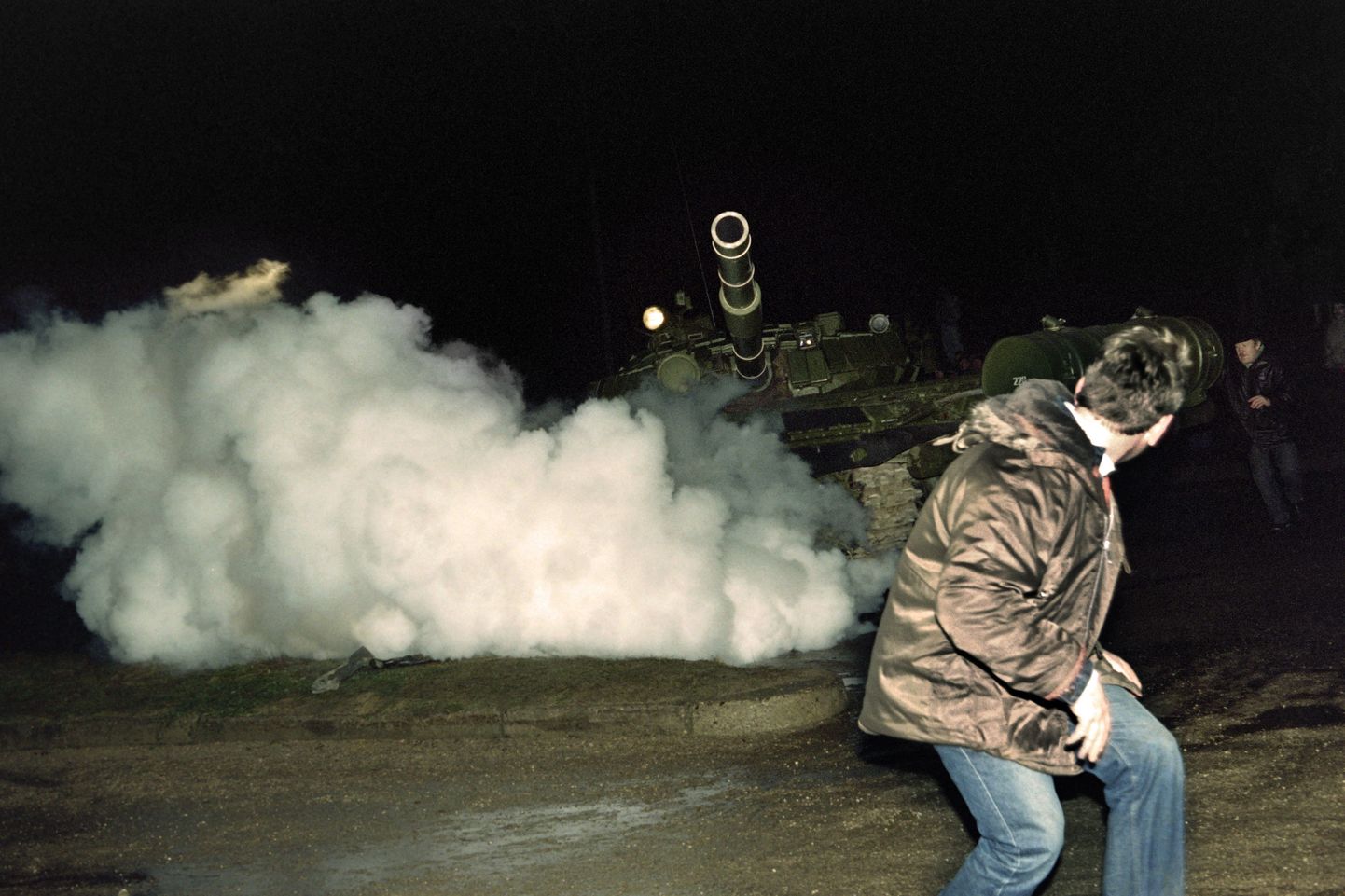 Leedukas 13. jaanuaril 1991. aastal nõukogude armee tanki eest pagemas, parajasti oli toimumas Vilniuse teletorni rünnak.