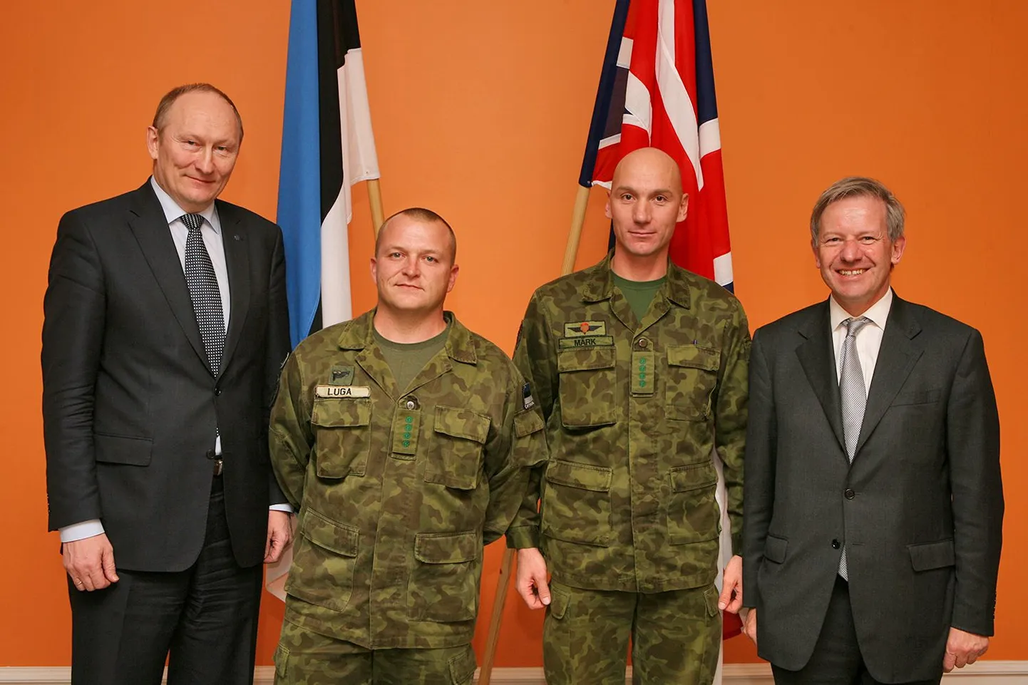 Jaak Aaviksoo, Afganistanis teeninud Eesti ohvitserid ja sir Sherard Cowper-Coles.