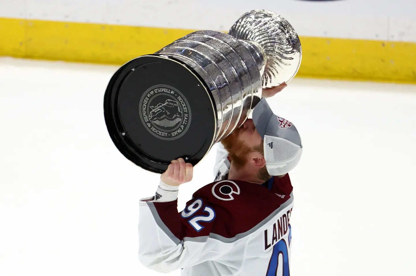 Colorado Avalanche'i mängija Gabriel Landeskog Stanley karikaga.
