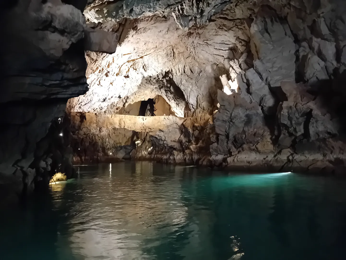 Koopas vaatavad vastu stalaktiidid ja stalagmiidid. Temperatuur on aasta ringi 10 °C ümber. Maa-aluse järve vesi on kristalselt selge.