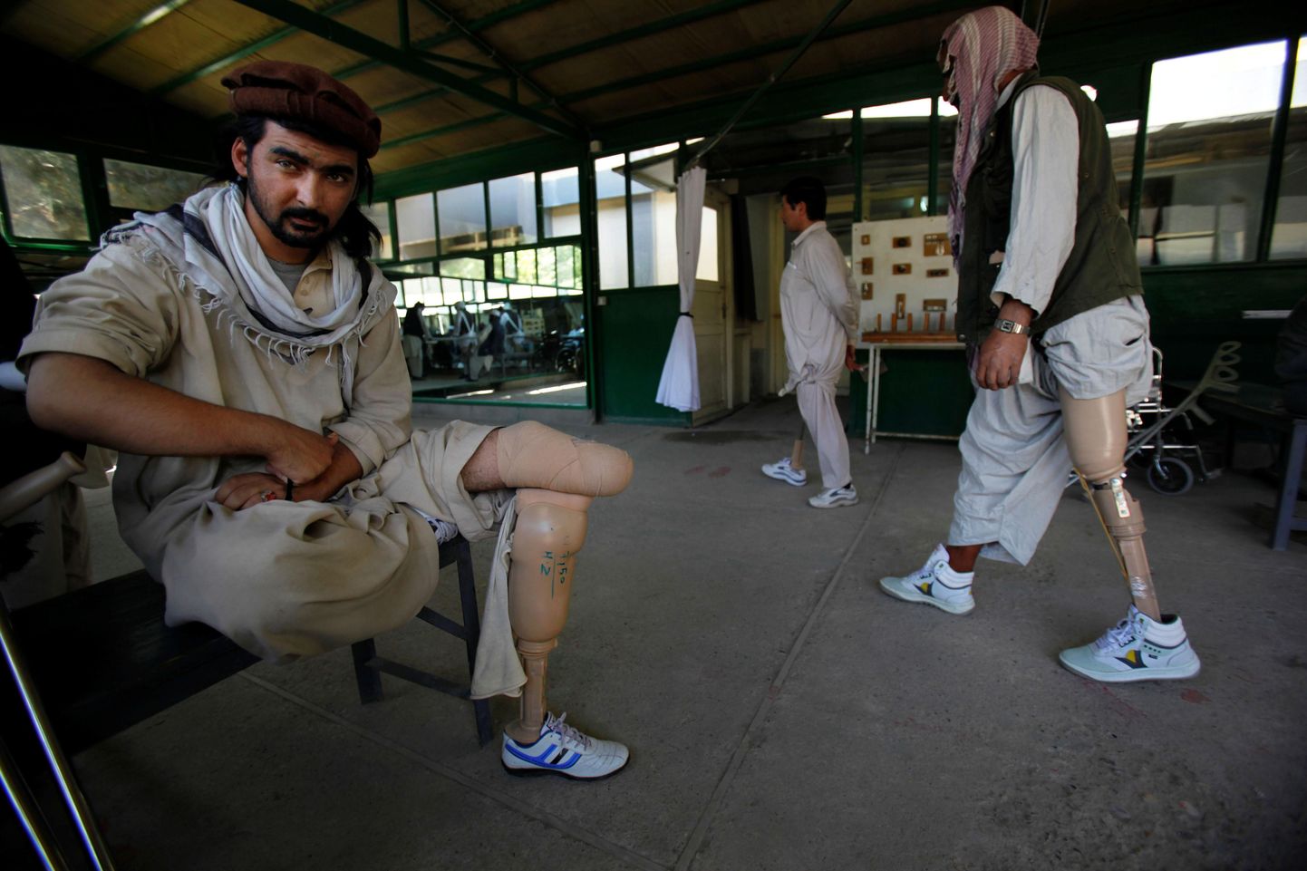 Afganistani armees teenides jala kaotanud Aziz Ullaha (esiplaanil) puhkehetkel Kabuli Punase Risti ortopeediakeskuses, kus ta harjutab kõndimist uuel proteesil.