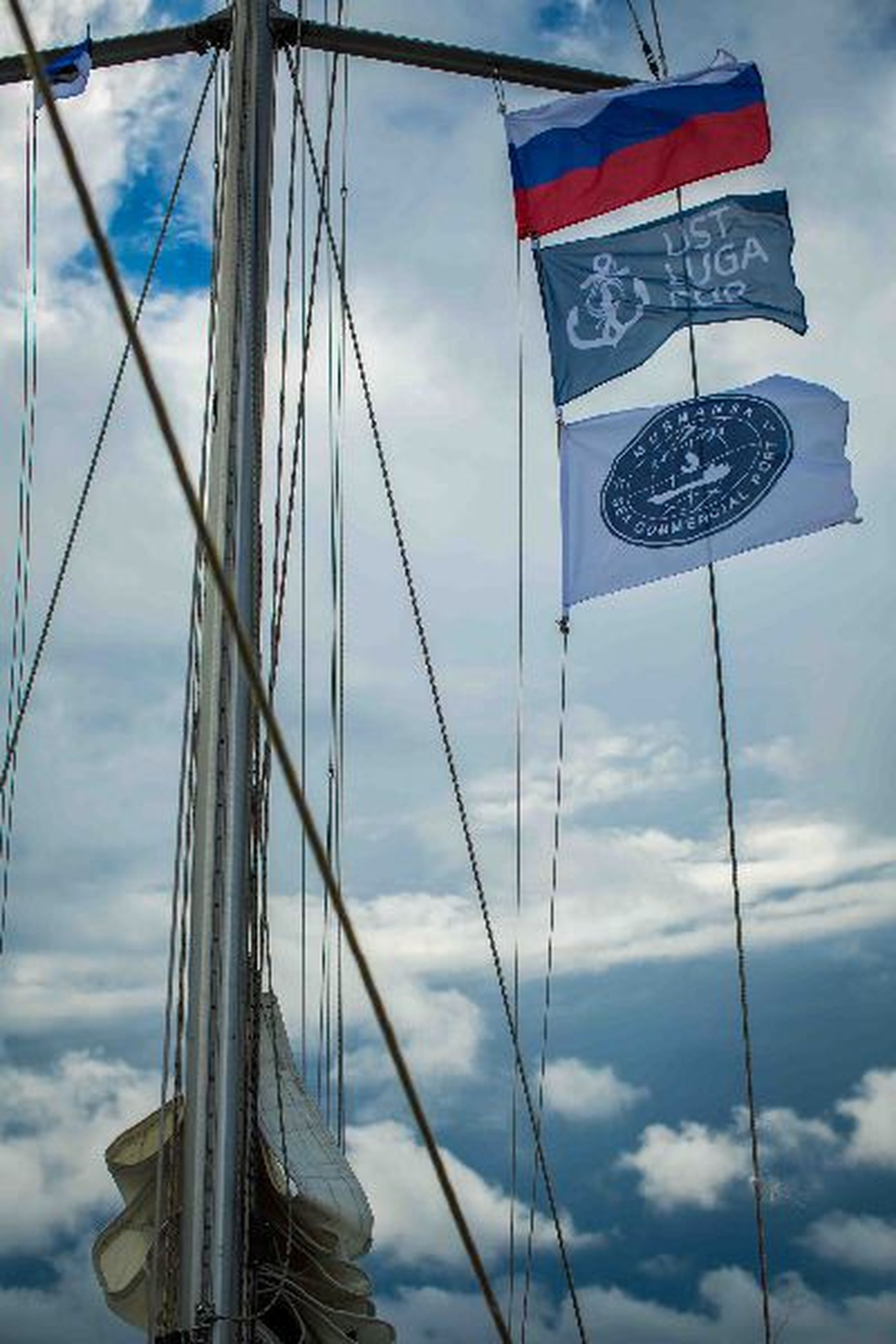 Флаги на яхте, участвовавшей в прошлогодней регате "Кубок Усть-Луги". Таллиннский залив.