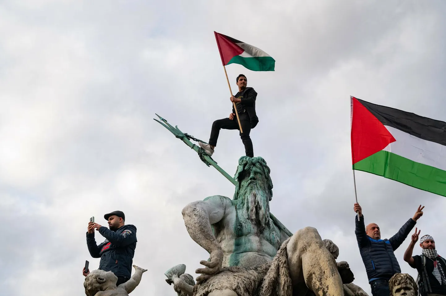 Palestiina lippude alla on kogunenud islamiusulised, keda Saksamaal elab registreerituna üle 5,5 miljoni, lisaks veel teadmata hulk illegaale.