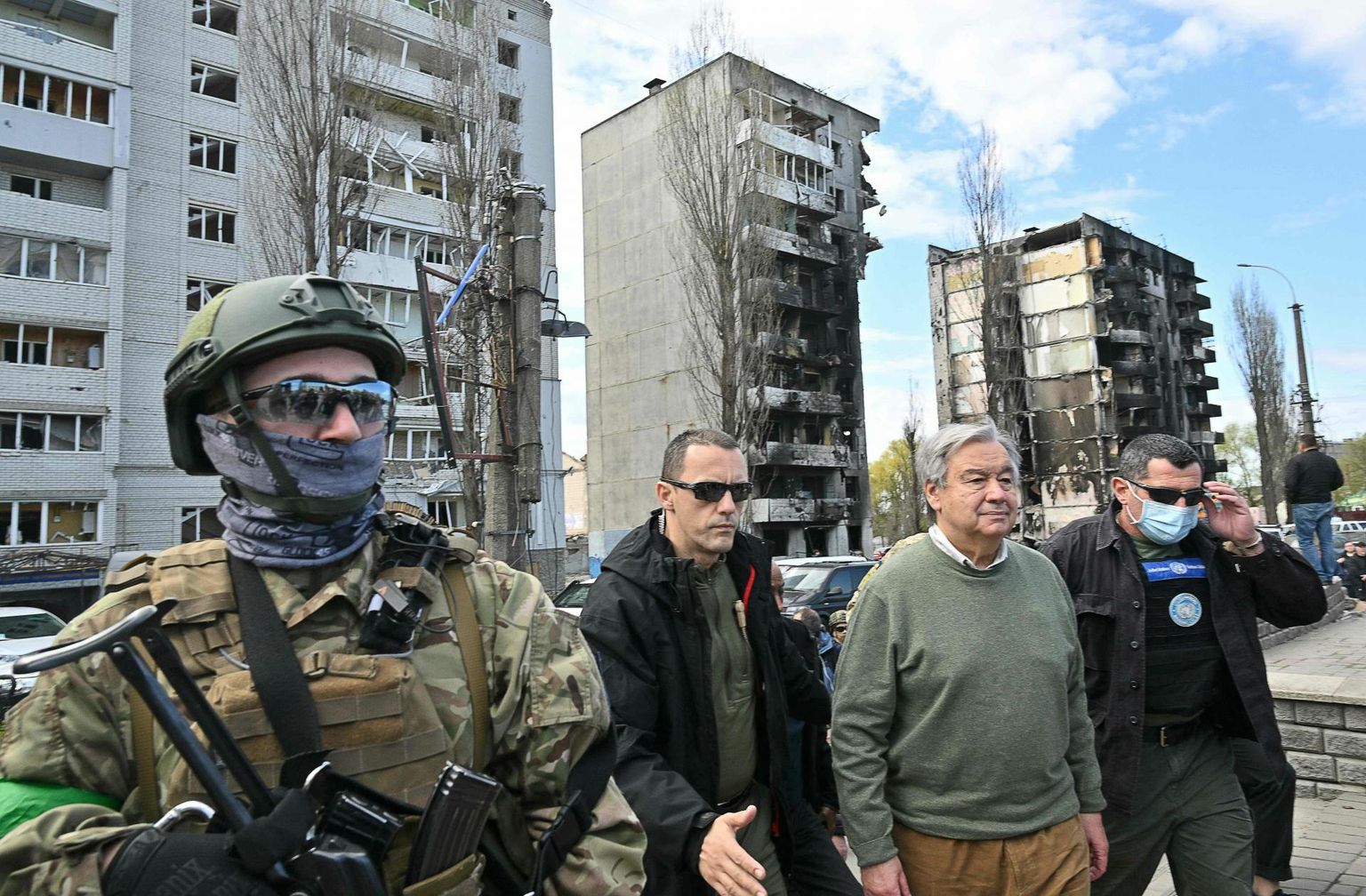 Eile Ukrainat väisanud ÜRO peasekretär António Guterres (paremalt teine) külastas ka Kiievi lähistel asuvat Borodjankat, kus Vene vägesid süüdistatakse kuu aega kestnud okupatsiooni kestel tsiviilisikute tapmises. 