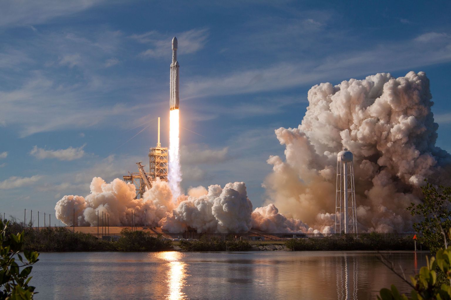 Falcon Heavy startis teisipäeval Canaverali neemelt Kennedy kosmosekeskusest.