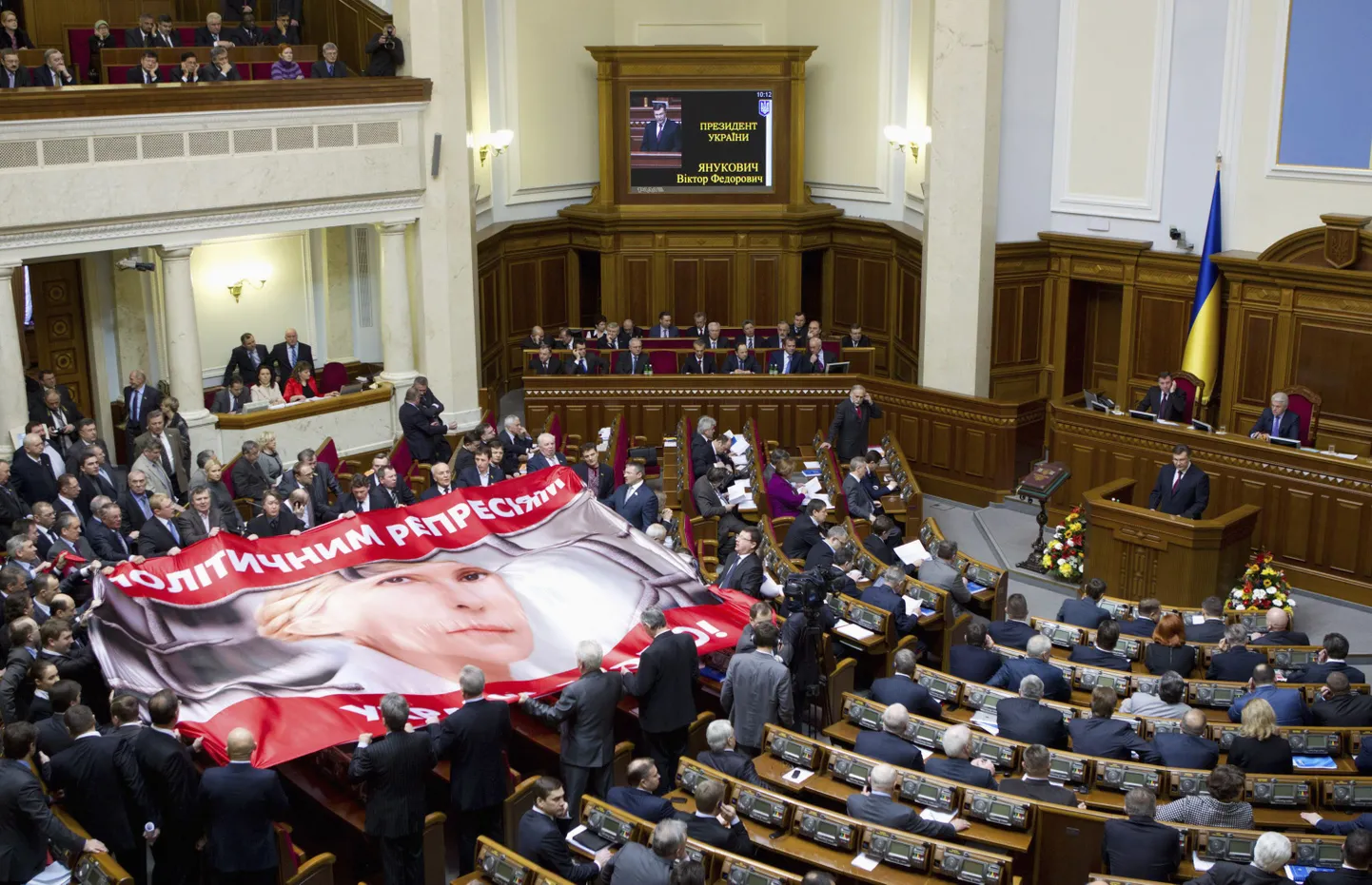 Ukraina ekspeaministri Julia Tõmošenko toetajad eile ülemraadas.