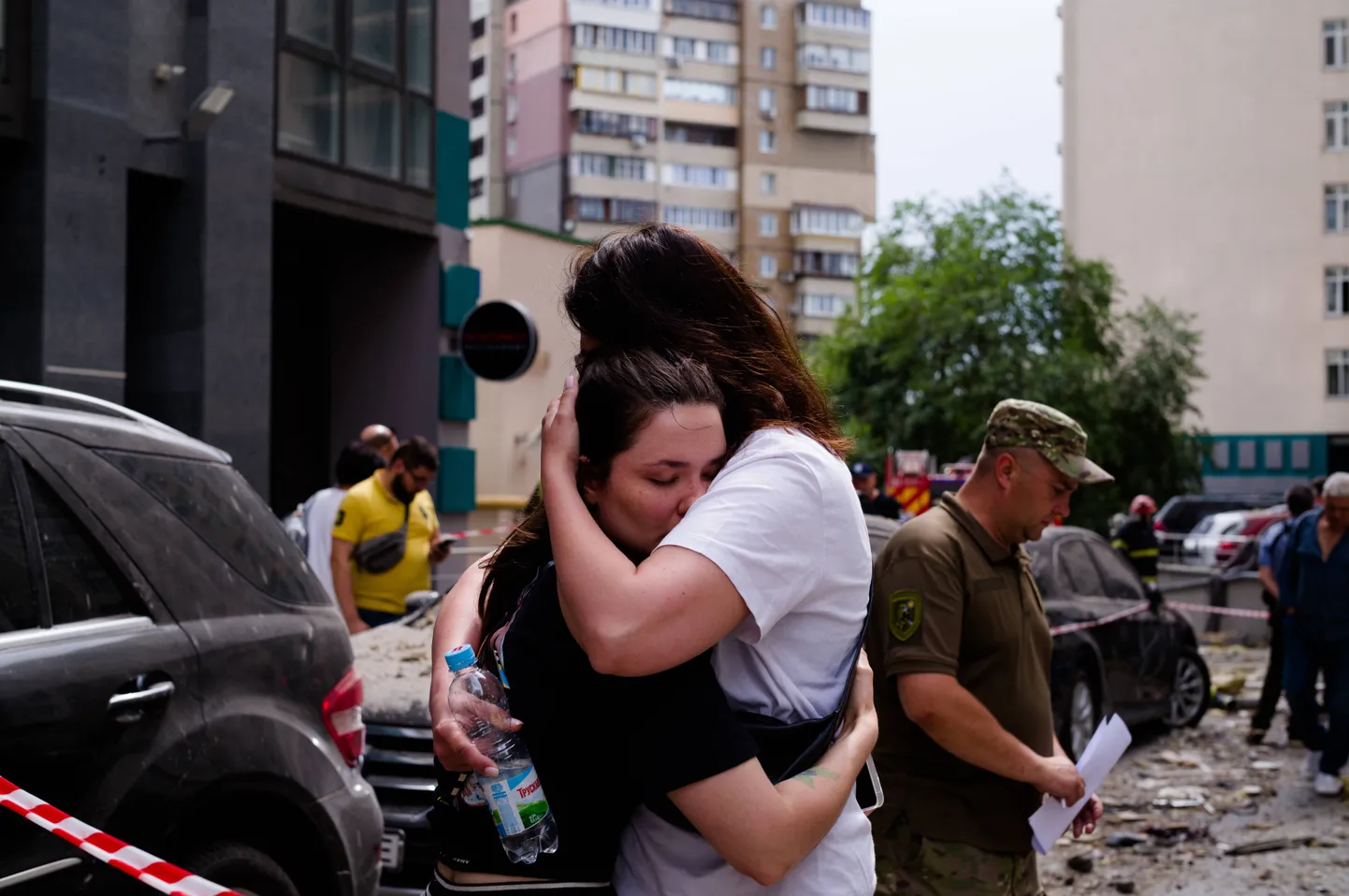 Raketirünnakus pääsenud inimesed Solomjanski linnaosa elumajade vahel Kiievis 24. juuni hommikul