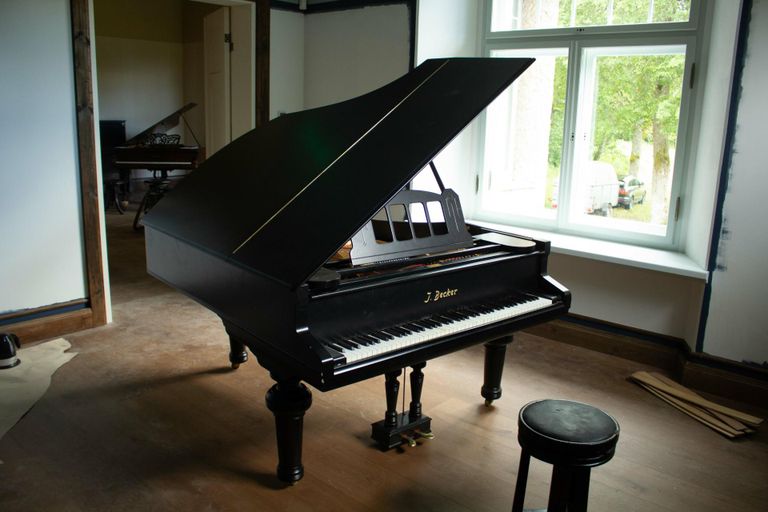 Salongis paikneb Holdres sündinud kunagise Tartu ülikooli rektori Johan Kõpu Beckeri firmas tehtud klaver.