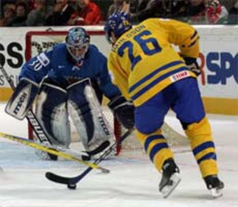 Epizode no Somijas un Zviedrijas spēles, kad Fredriks Norrena kapitulē zviedru uzbrucēja Samuela Pālsona priekšā. 