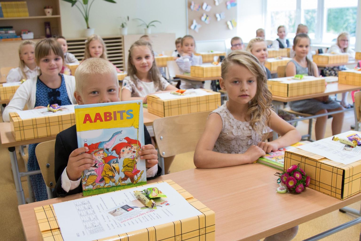 1. septembril Pärnus kooliteed alustavate laste pered saavad arvestada senisest suurema toetusega.