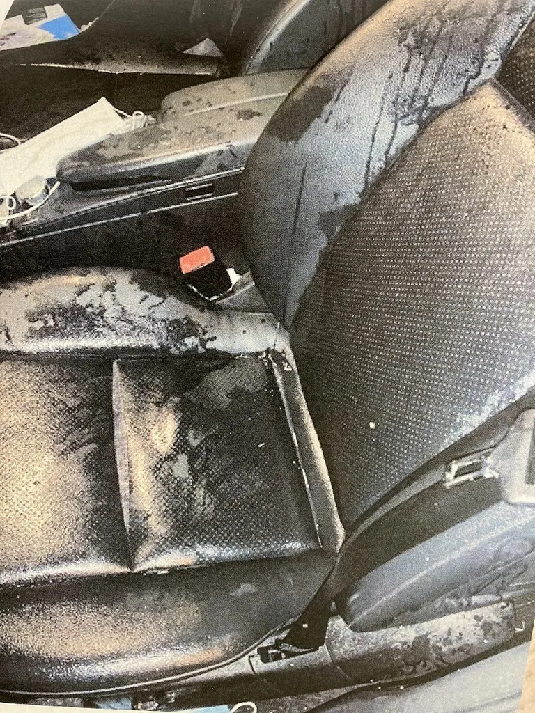 Передние сидения машины Тальвинга после нападения.