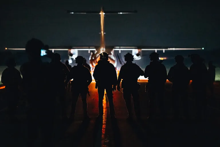 Lidmašīna C-146A “Wolfhound” uz Rīgas–Liepājas šosejas