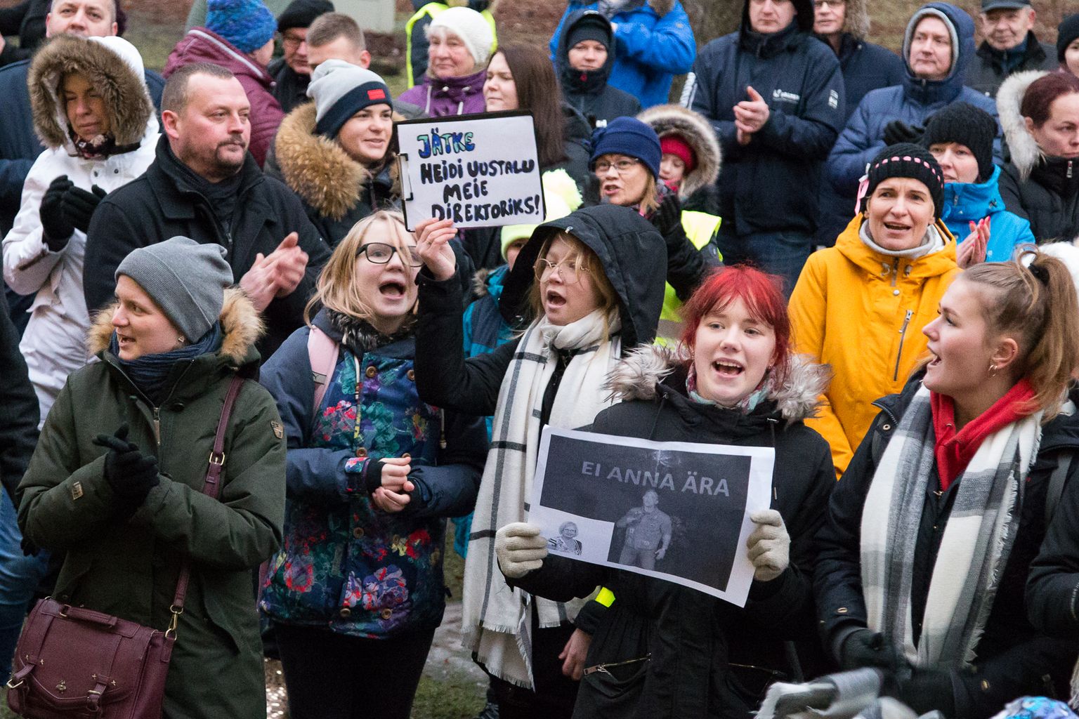 2019. aastal korraldati Kiviõli 1. keskkooli direktori Heidi Uustalu vallandamise vastu Lüganuse vallavalitsuse hoone ees meeleavaldus.