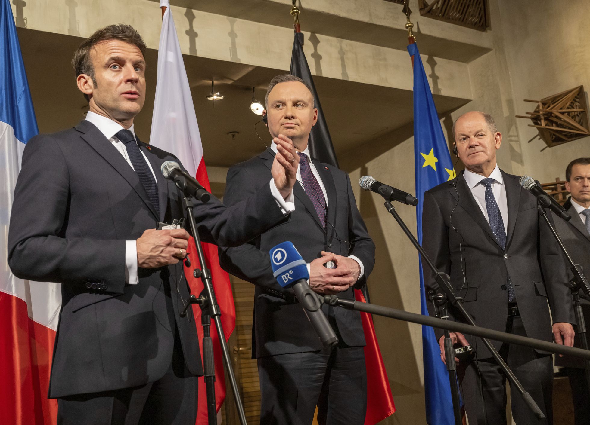 Euroopa liidrid arutasid Müncheni julgeolekukonverentsil Ukraina edasise aitamise võimalusi. Vasakult: Prantsuse president Emmanuel Macron, Poola president Andrzej Duda.