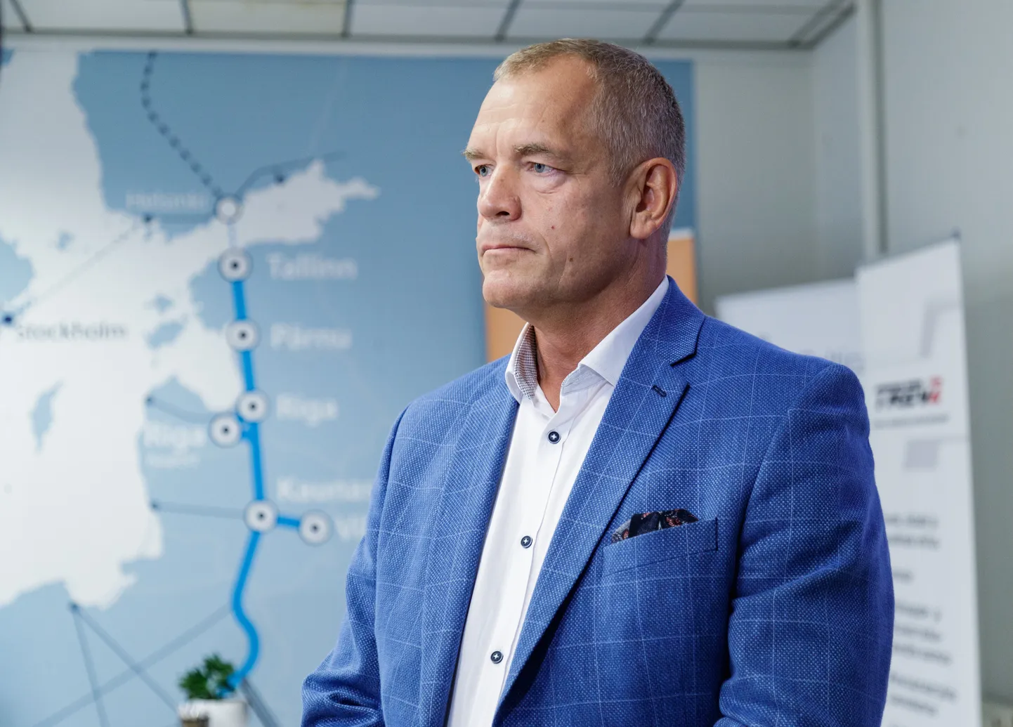 TREV-2 juhatuse esimees Sven Pertens Rail Baltica ehituslepingute sõlmimisel 2021. aastal.