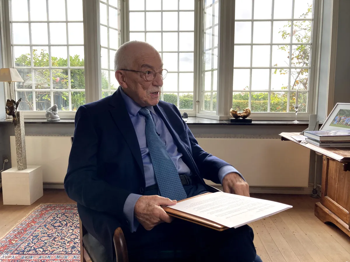 Uffe Ellemann-Jensen loengut pidamas.