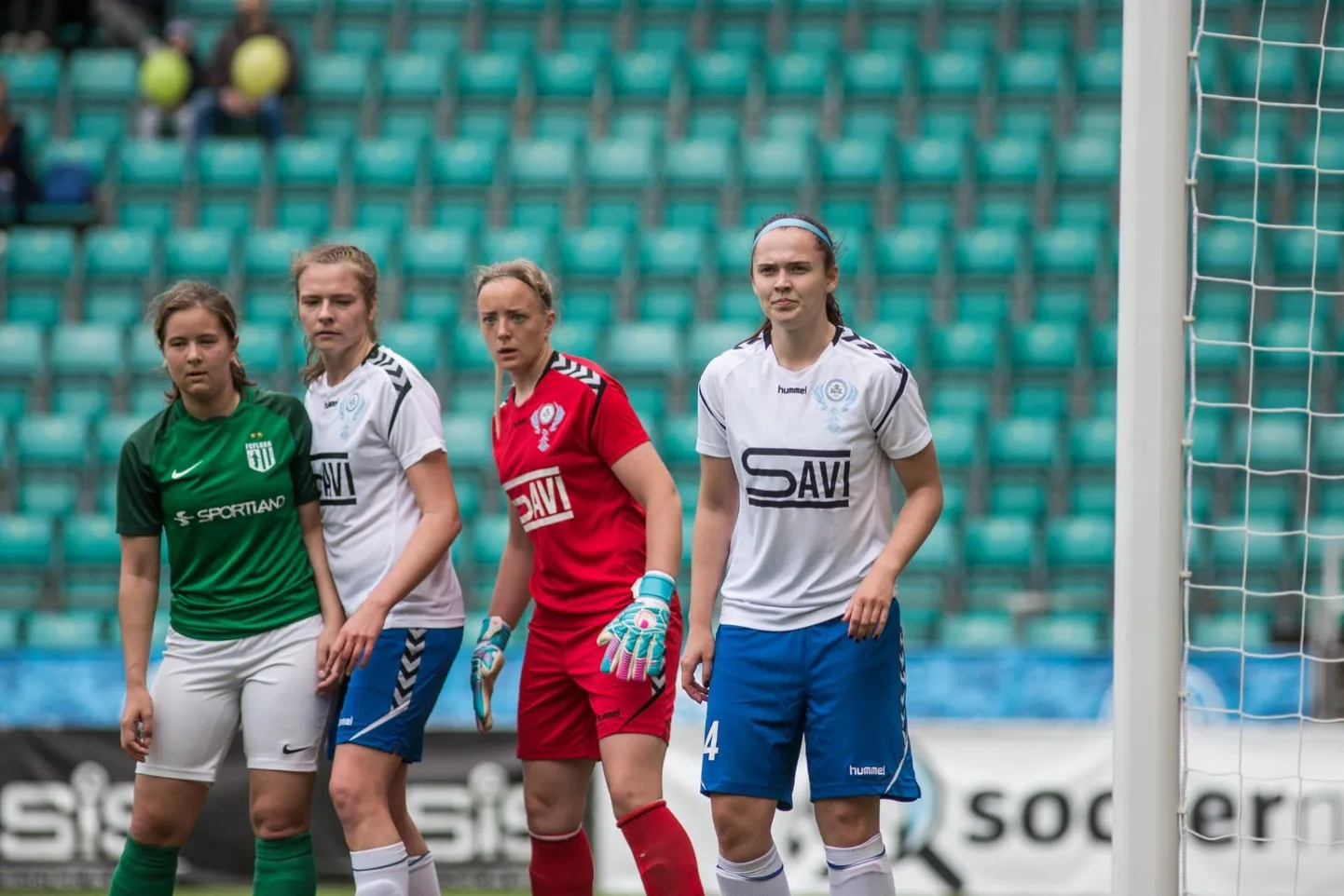Mari-Ann Ploompuu (punases) on üks kahest Eesti meistriliiga tasemel mängivast Lääne-Viru päritolu jalgpallurist. Juuresolev pilt on tehtud möödunud hooajal, mil ta esindas veel hõbedast Pärnu JK naiskonda.