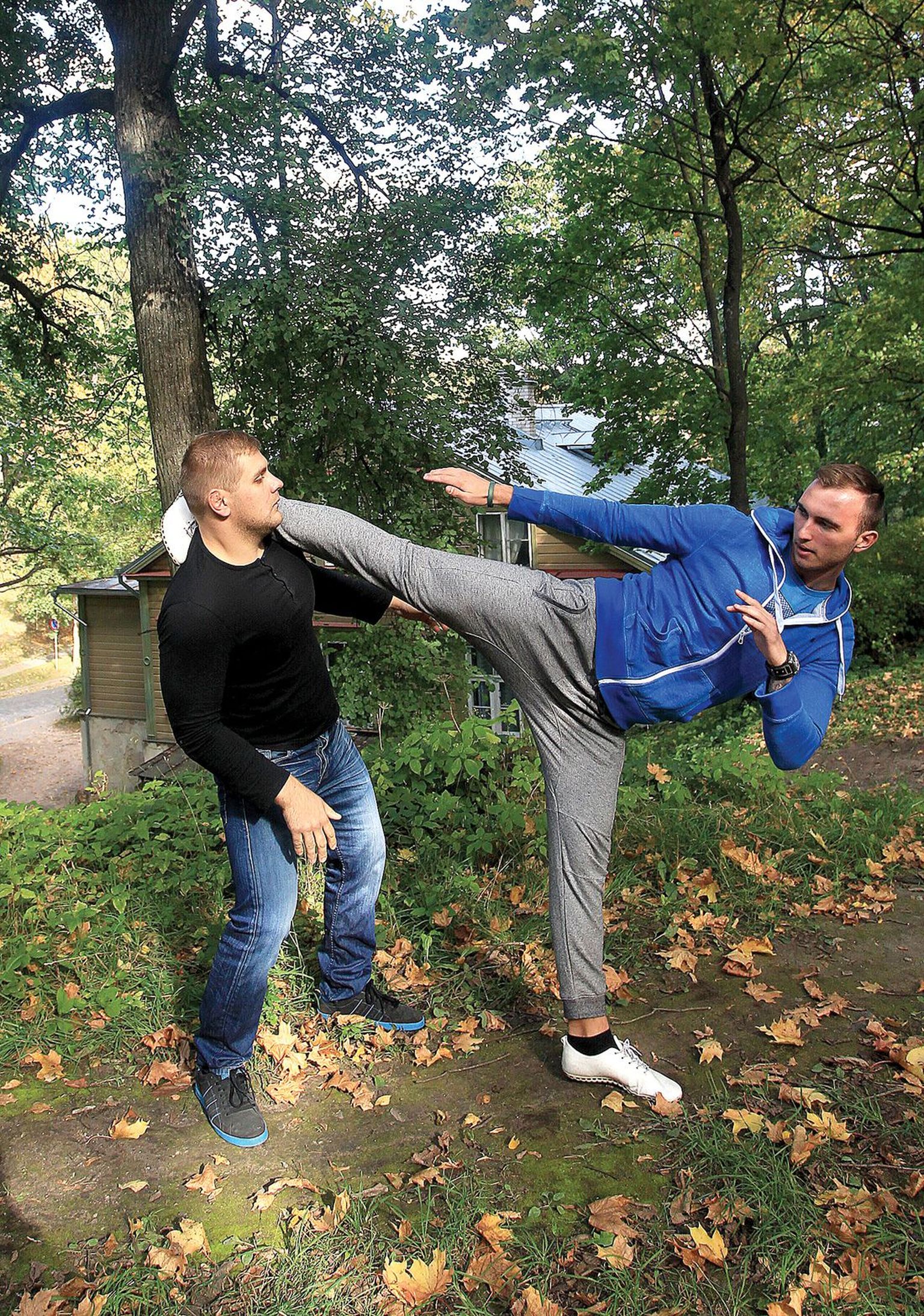 Tartu rahvaülikooli sügiseste enesekaitsetreeningute õpetajad on võitluskunstide asjatundjad ning head sportlased Jaan Angerjärv (vasakul) ja Lauri Ööpik.