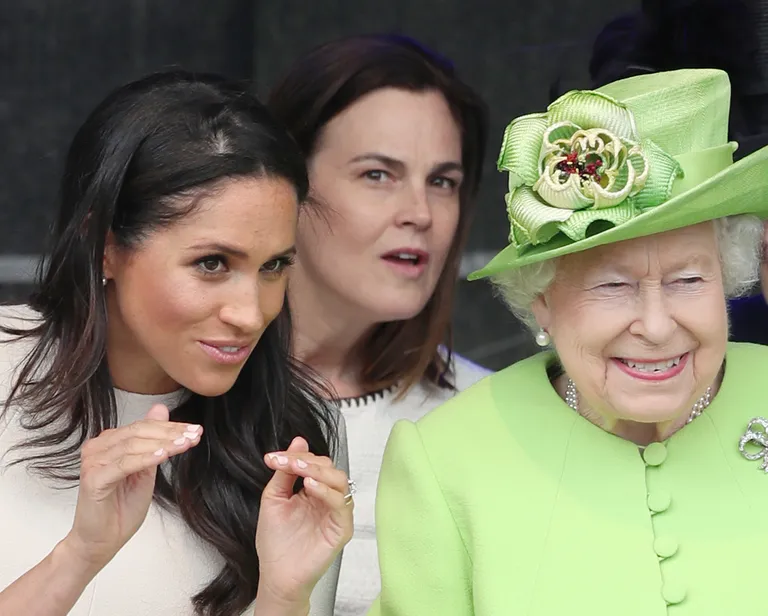 Elizabeth II ja Sussexi hertsoginna Meghan, nende taga on Samantha Cohen