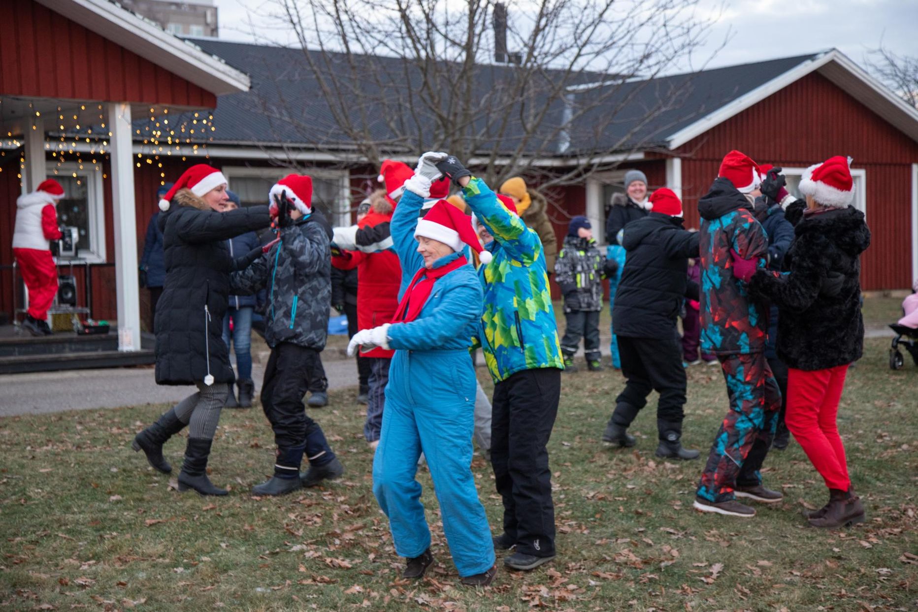 Jaagu lasteaia-põhikooli jõulupeol oli tantsu, laulu ja rõõmu. Külas käis jõuluvana ning sai süüa piparkooke.