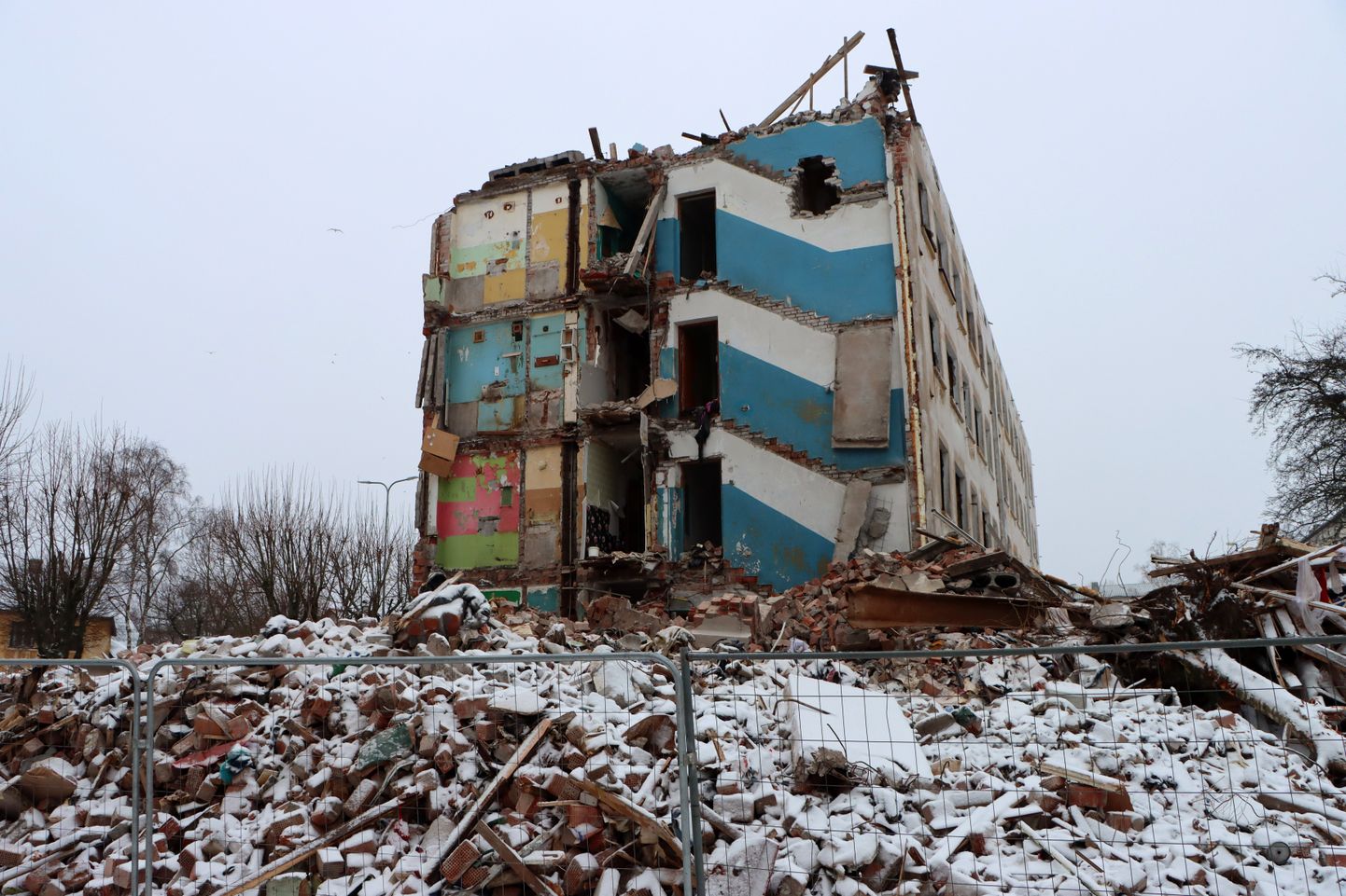 В 2022 году в Ярвеской части города Кохтла-Ярве снесли находившийся по улице Вахтра, 10 опустевший квартирный дом.