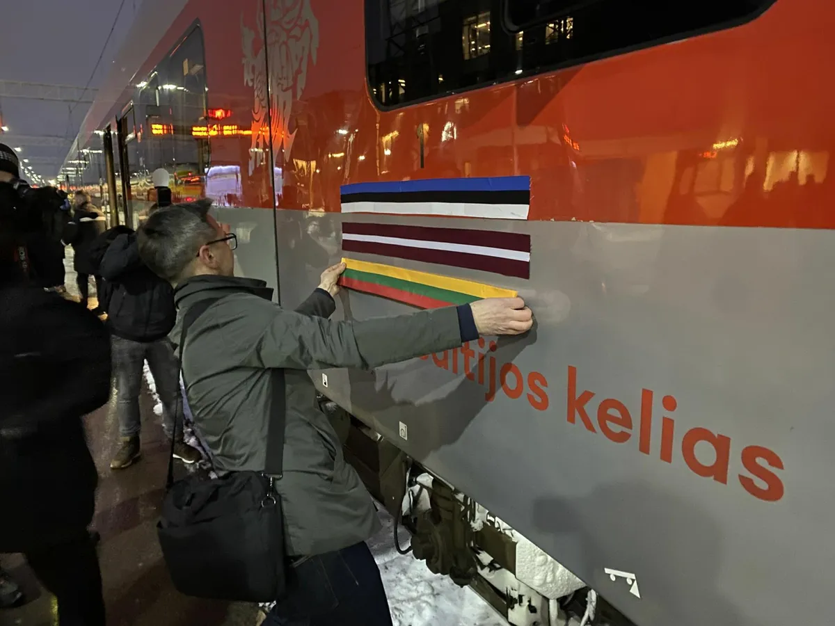 Riia vaksalis kinnitati Leedu reisirongioperaatori LTG Lingi rongi külge Baltimaade trikoloorid.