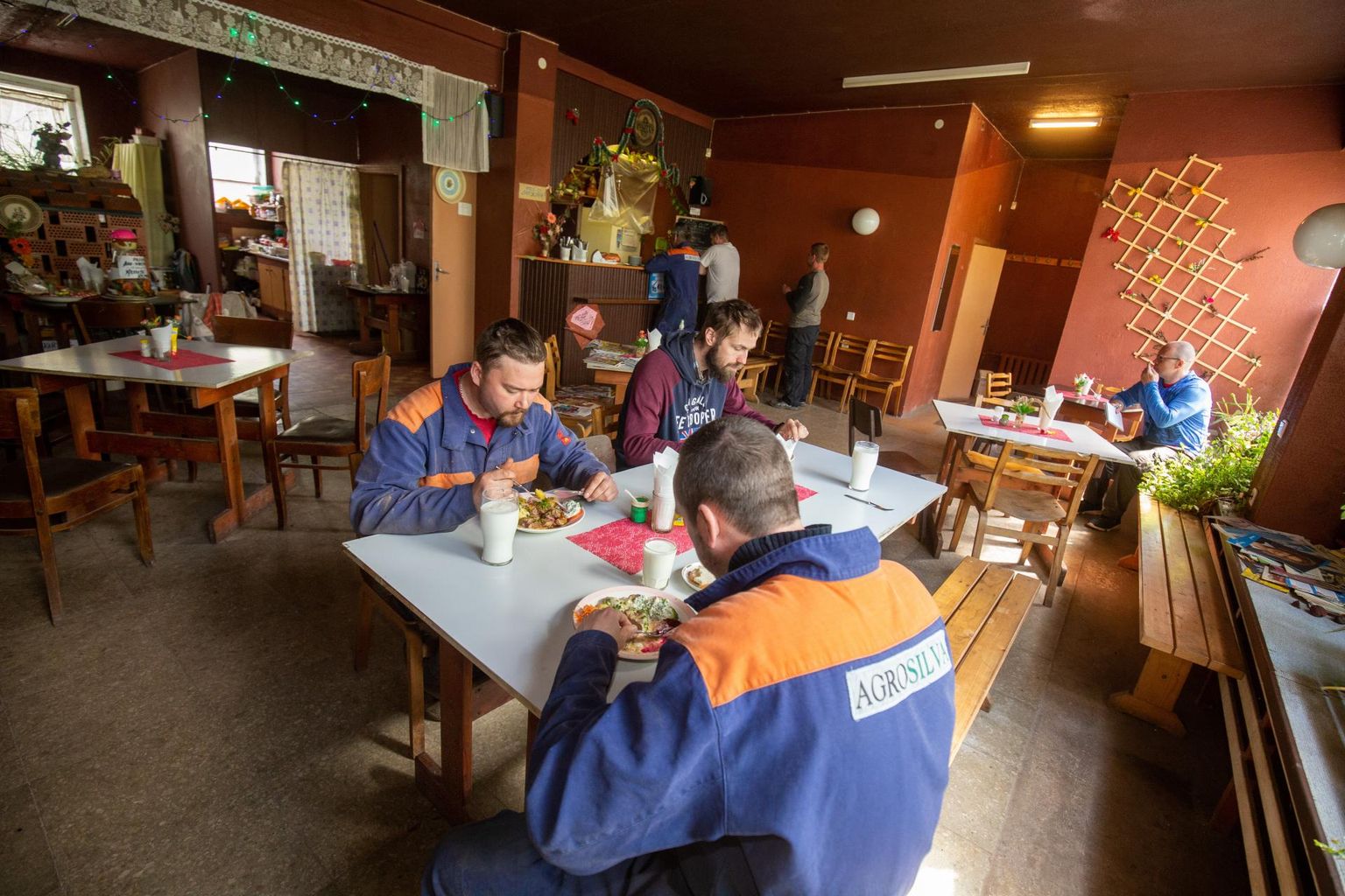 Lõuna paiku olid Puiatu kohvikus söömas Agrosilva töötajad.