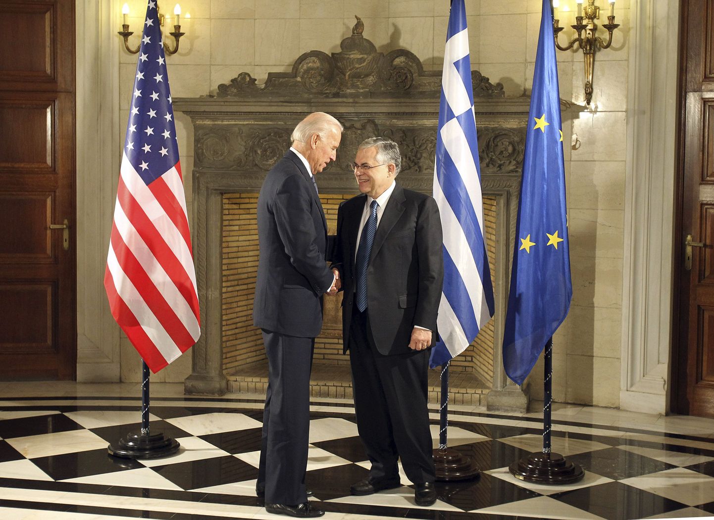Joe Biden Kreeka peaministri Lucas Papademosega.