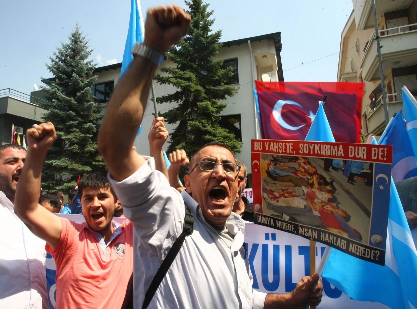 Türgis elavad Uighurid protesteerivad Hiina saatkonna ees