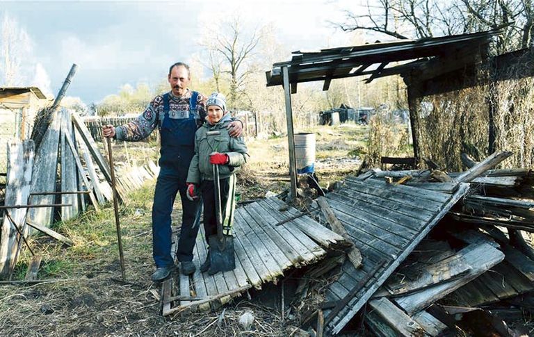 Selle asemel, et õhtuti televiisori ees istuda või arvutimänge mängida, käivad Väike Sanja ja tema isa õhtuti koos aiamaal ehitamas.