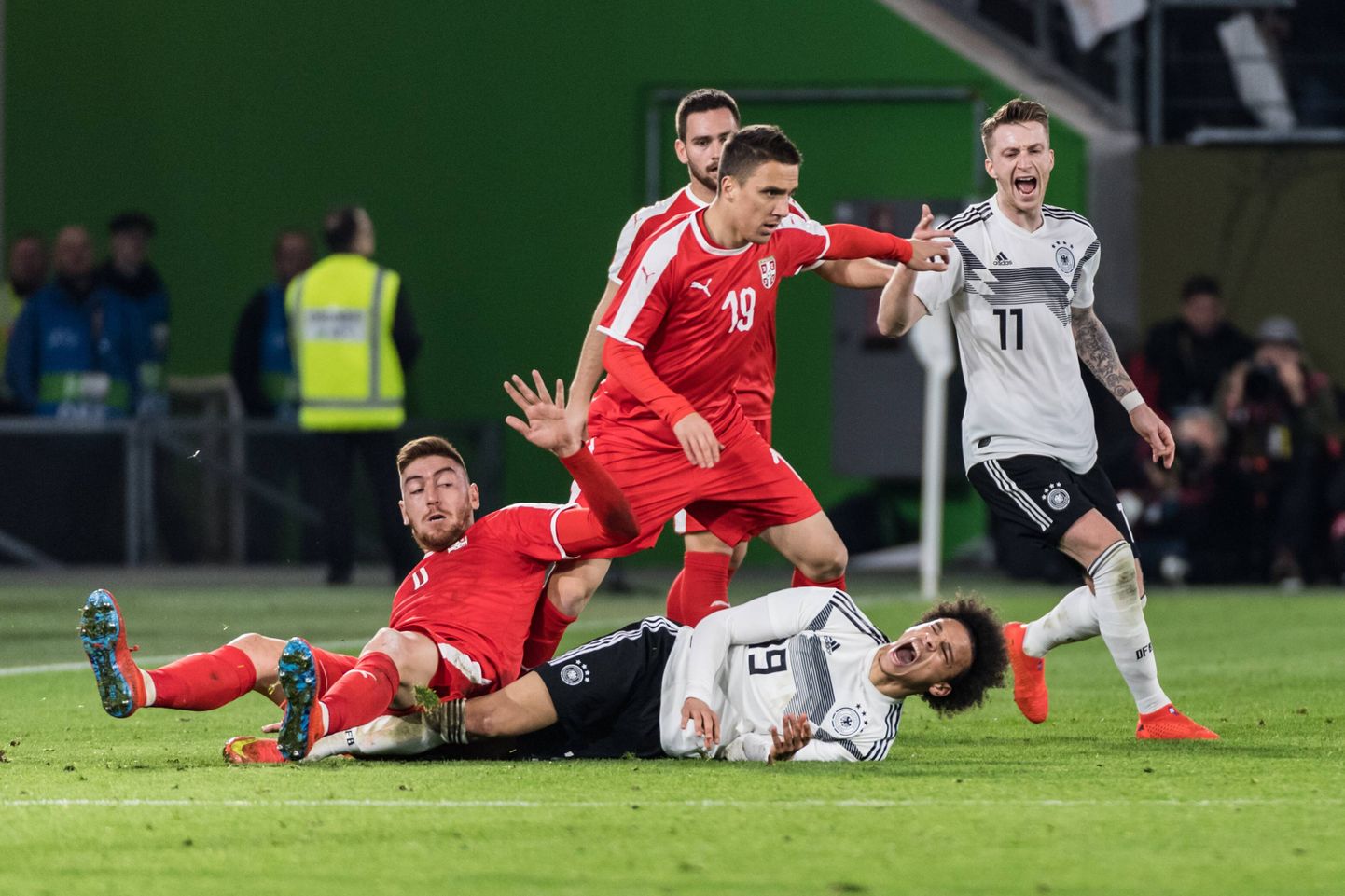 Saksamaa jalgpallitäht Leroy Sane pääses eile Milan Pavkovi jõhkrast taklamisest ehmatusega
