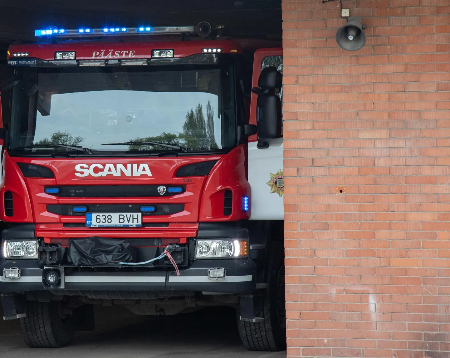 Päästjad kustutasid Pärnus Laial tänaval mahajäetud majja tehtud lõkke, milles lõhkesid deodorandipudelid. Pilt on illustratiivne