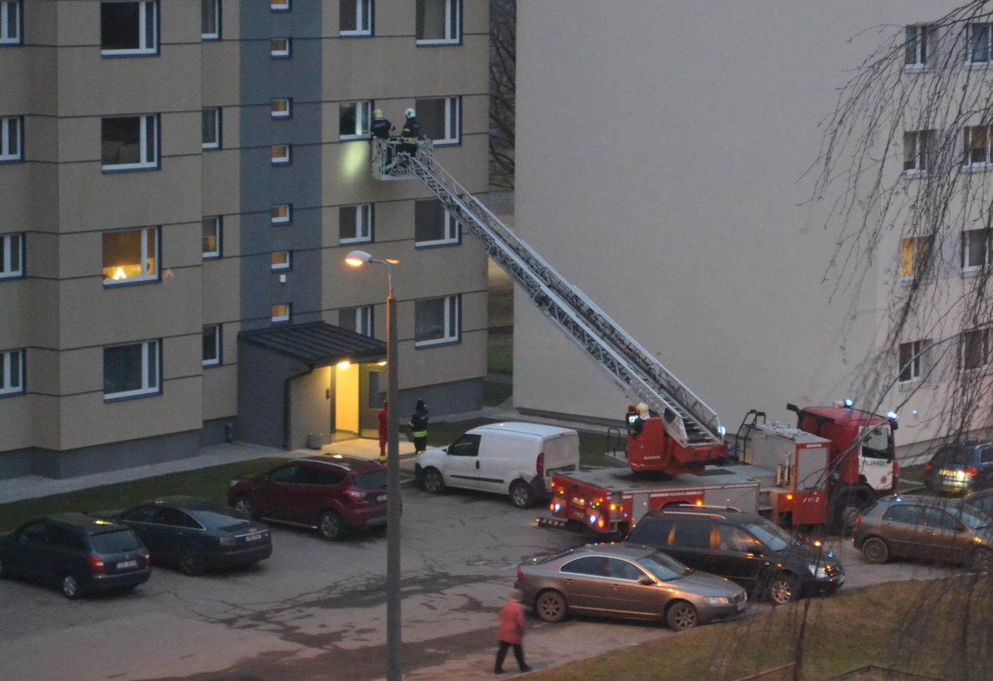 Спасатели попали в квартиру через окно.