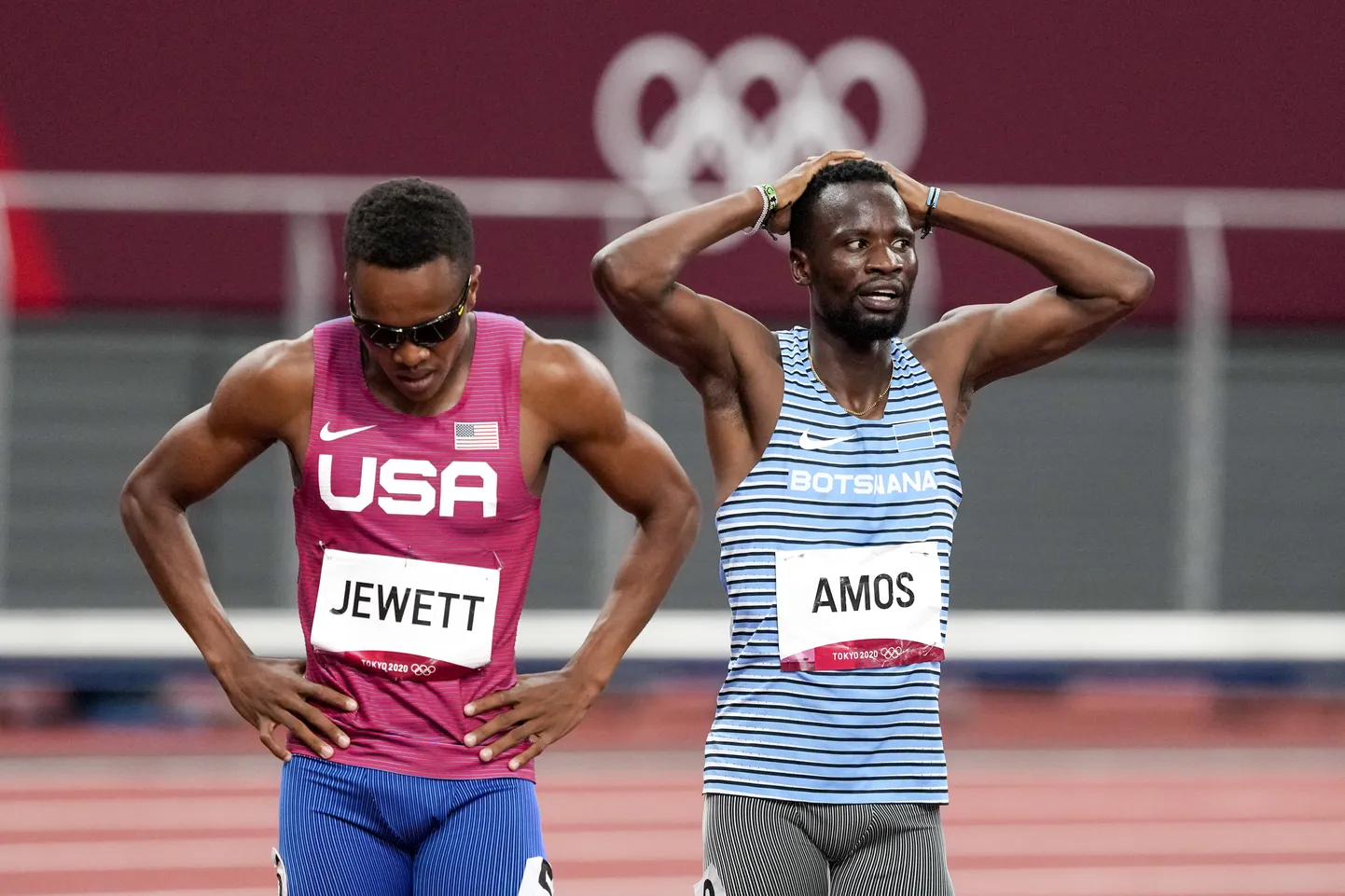 Nijel Amos (paremal).