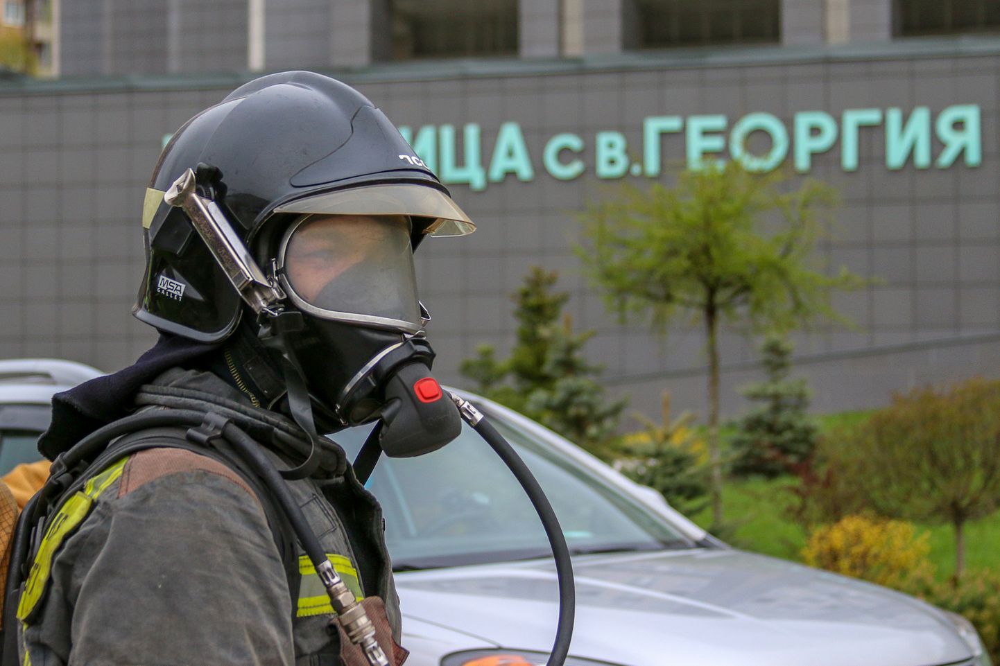 Tuletõrjuja Peterburi Püha Jüri haigla ees.