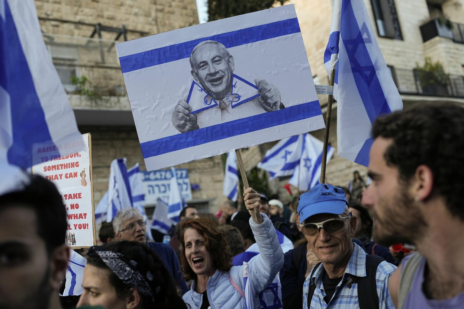 Kohtureformivastased meeleavaldajad üleeile Jeruusalemmas peaminister Benjamin Netanyahu pildiga plakatit kandmas. 