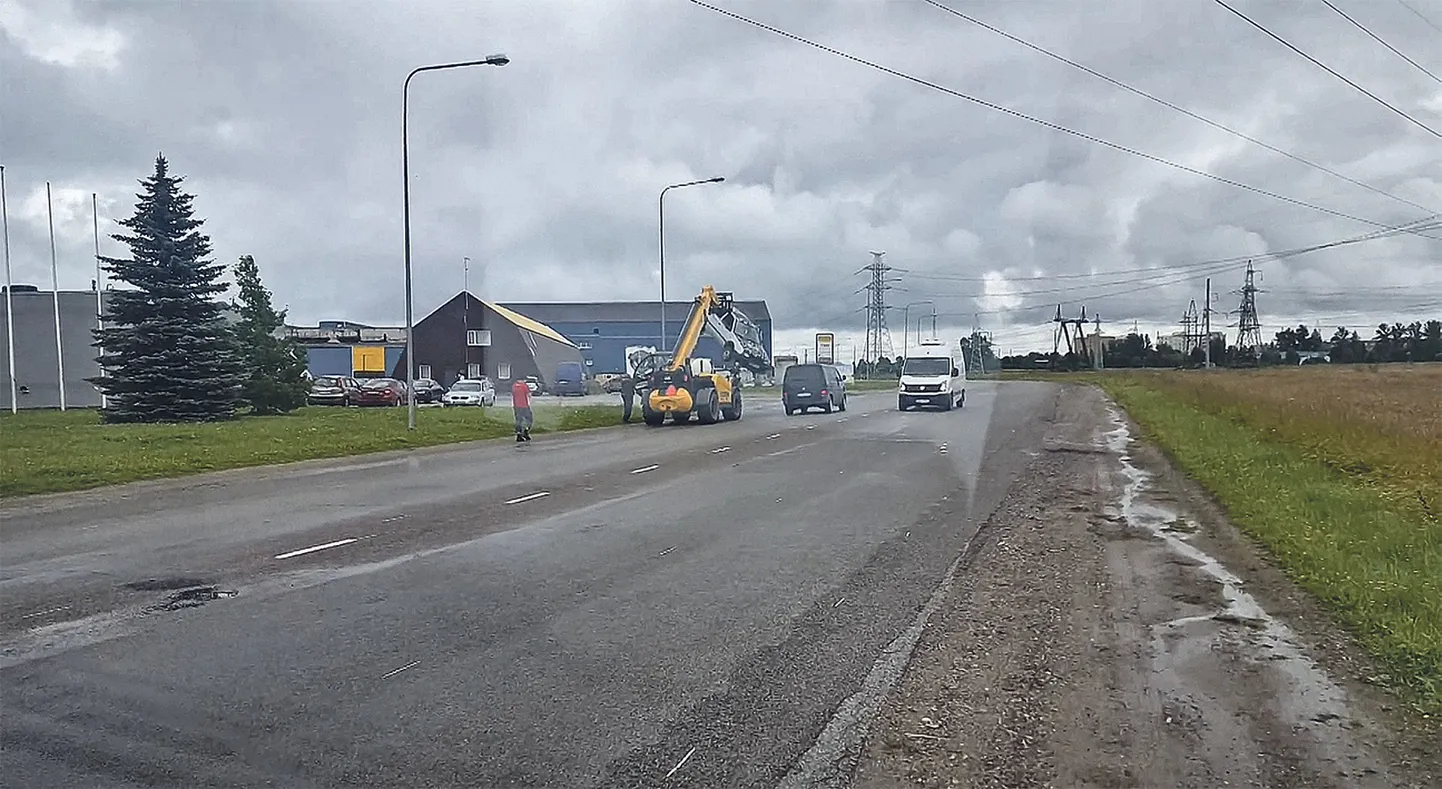 Esmaspäeval nähti Ravila tänaval sõitmas laadurit, sõiduauto haarade otsas.