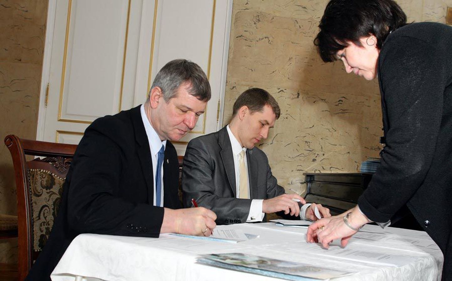 Esimesena allkirjastasid ühisleppe Viljandi maavanem Lembit Kruuse (vasakul) ja Pärnu maavanem Andres Metsoja.