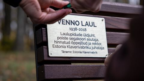 GALERII ⟩ Lauluväljakul avati viis Eesti muusikaelu suurtegijatele pühendatud pinki