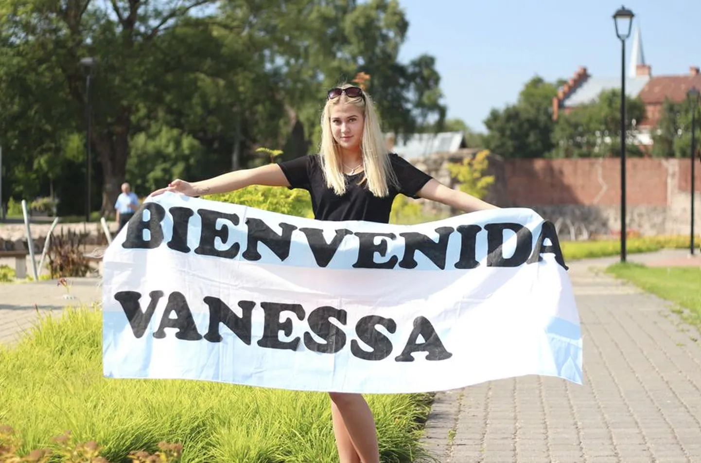 Vanessa Kärmase vahetuspere ootas teda bussijaamas Argentina lipuga, millel oli hispaaniakeelne kiri «Tere tulemast, Vanessa».