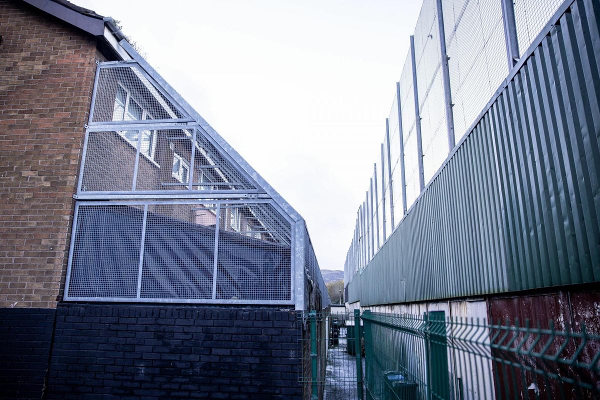 В 1969 году британские банды напали на ирландскую общину в Белфасте, потому что демонстрация ирландцев, требовавших равных прав, вышла за рамки их терпимости. Улица Бомбей уже восстановлена, но жители домов рядом с защитным ограждением до сих пор используют металлическую сетку, чтобы защититься от брошенных через забор коктейлей Молотова.