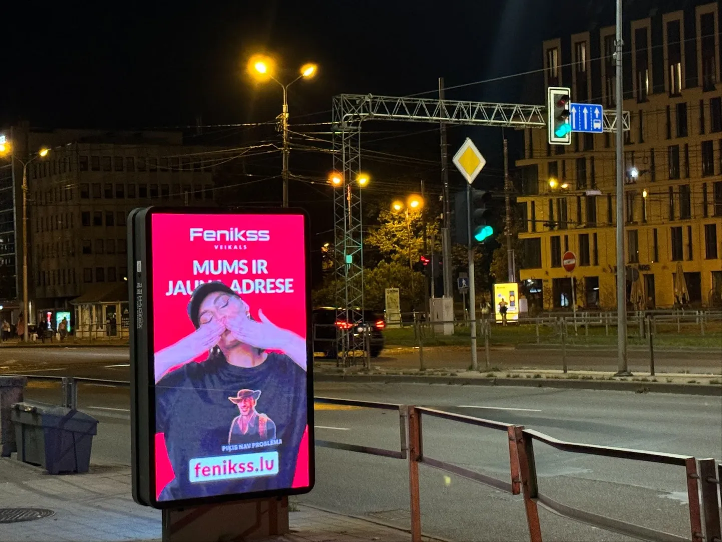 Vēlāk reklāmas kļuva vēl radošākas. Iepriekšējo veikals.fenikss.lv mājaslapu nomainīja uz fenikss.lu. Tas stipri līdzinās Latvijā ierastākajiem domēniem, kas beidzas ar “.lv”, tāpēc tos viegli sajaukt. Taču šī viena burta izmaiņa nozīmē, ka atvērsies online kazino lapa, nevis apģērbu veikals.