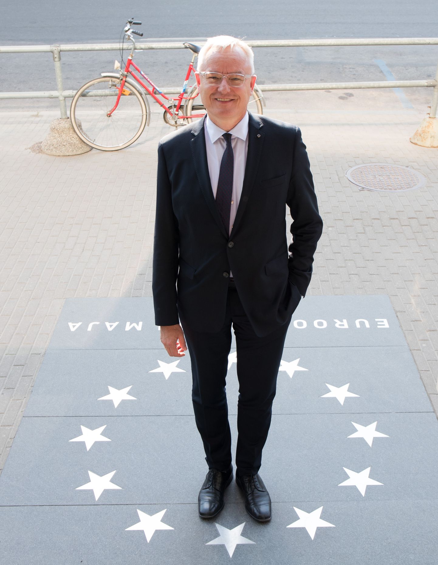 Euroopa Komisjoni Ukraina Tugigrupi juht Peter Wagner Tallinnas Euroopa Maja ees.