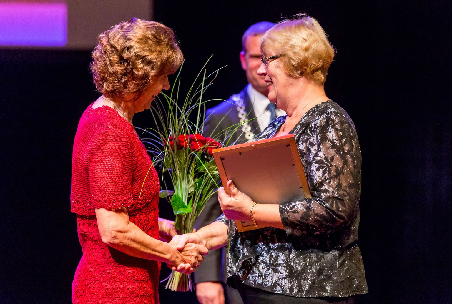 Pärnu linnavalitsus tunnustas täna õhtul kontserdimajas sel aastal parimaks valitud õpetajaid, koolijuhte ja noorsootöötajaid.