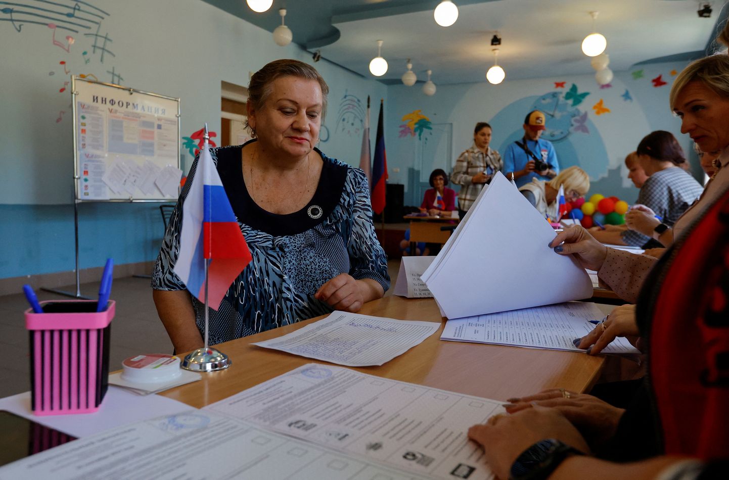 Kohalik elanik Donetski valimisjaoskonnas 8. septembril 2023
