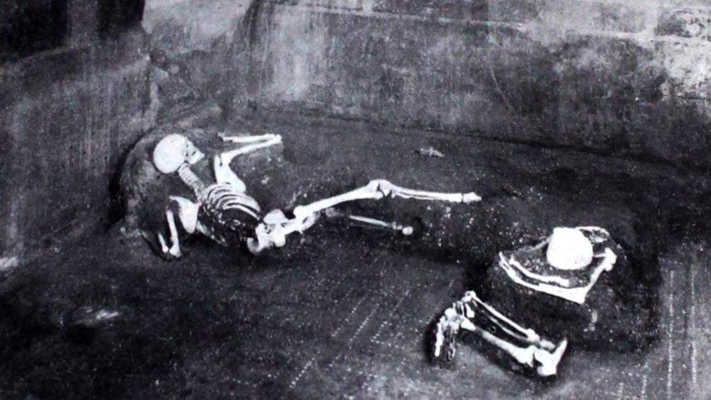 Останки двух человек, найденные в Доме ремесленника в Помпеях, запечатлены на фотографии в 1934 году